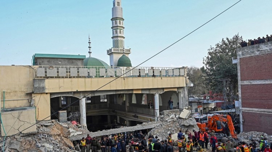 ارتفاع عدد قتلى تفجير مسجد بيشاور في باكستان إلى 100