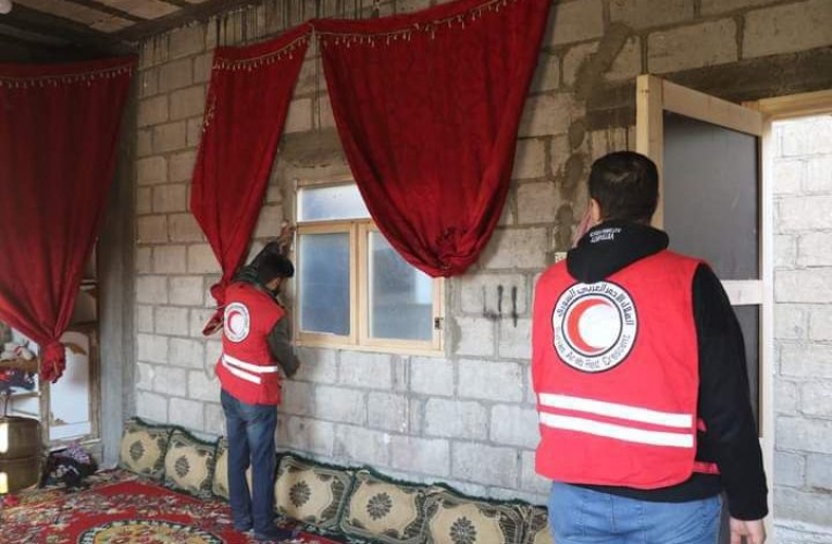 الهلال الأحمر بالحسكة يُقدّم مستلزمات إيواء لـ 90 عائلة من متضرري حي غويران بالحسكة