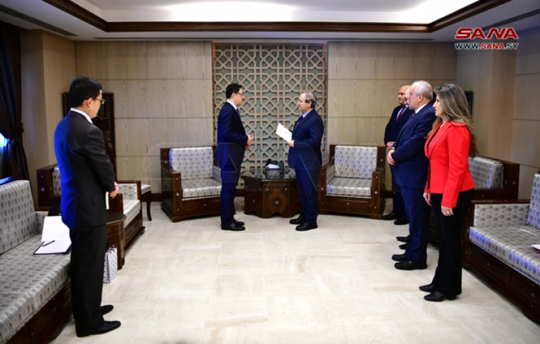 وزير الخارجية المقداد يتسلم نسخة من أوراق اعتماد السفير (شي هونغوي) سفيراً مفوضاً فوق العادة للصين