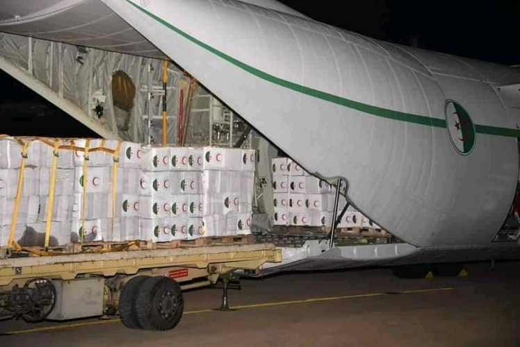 وصول طائرة جزائرية رابعة لمطار حلب تحمل مساعدات إغاثية للمتضررين من الزلزال 