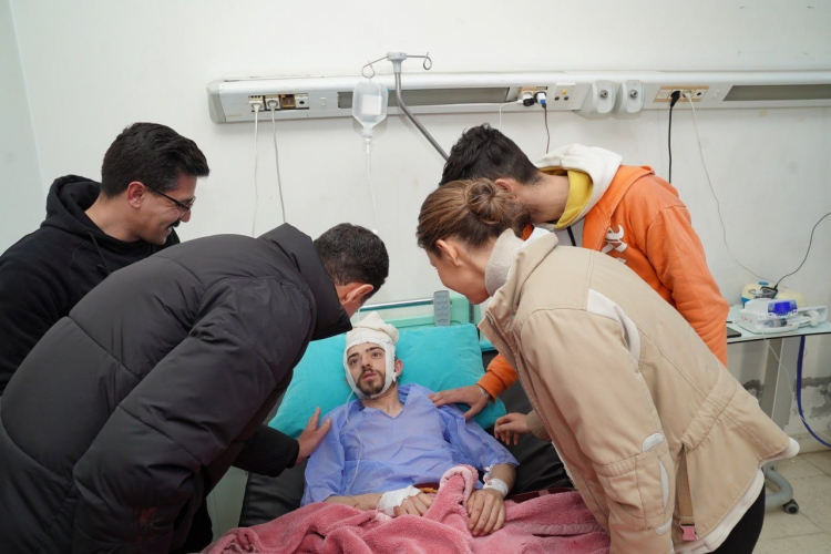 السبد بشار الأسد والسيدة اسماء الأسد يزورون مصابين الزلزال في مشفى تشىرين الجامعي باللاذقية