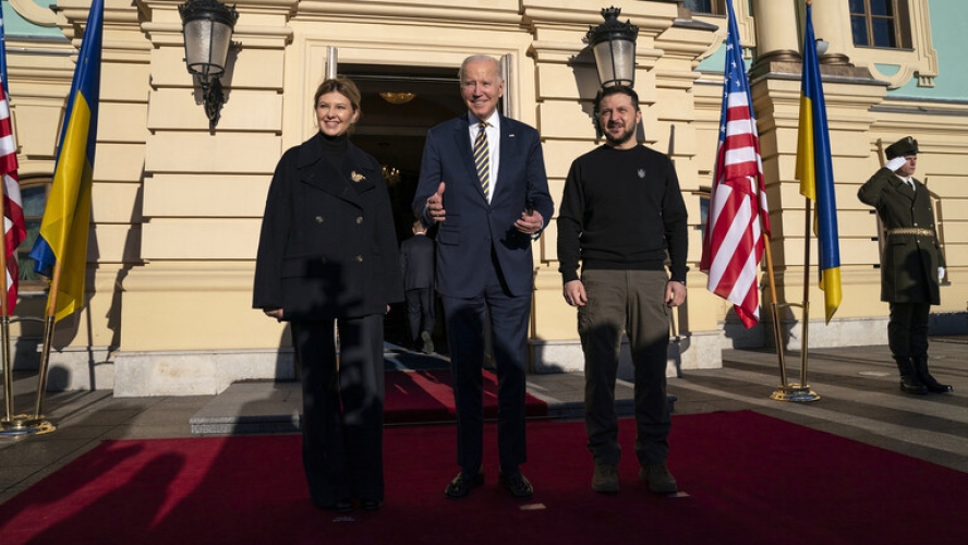 الرئيس الأمريكي يصل إلى العاصمة الأوكرانية  في زيارة سرية ويلتقي زيلينسكي