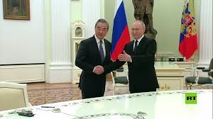بوتين خلال استقباله وانغ يي: علاقاتنا تسير وفق المخطط وننتظر زيارة الرئيس الصيني