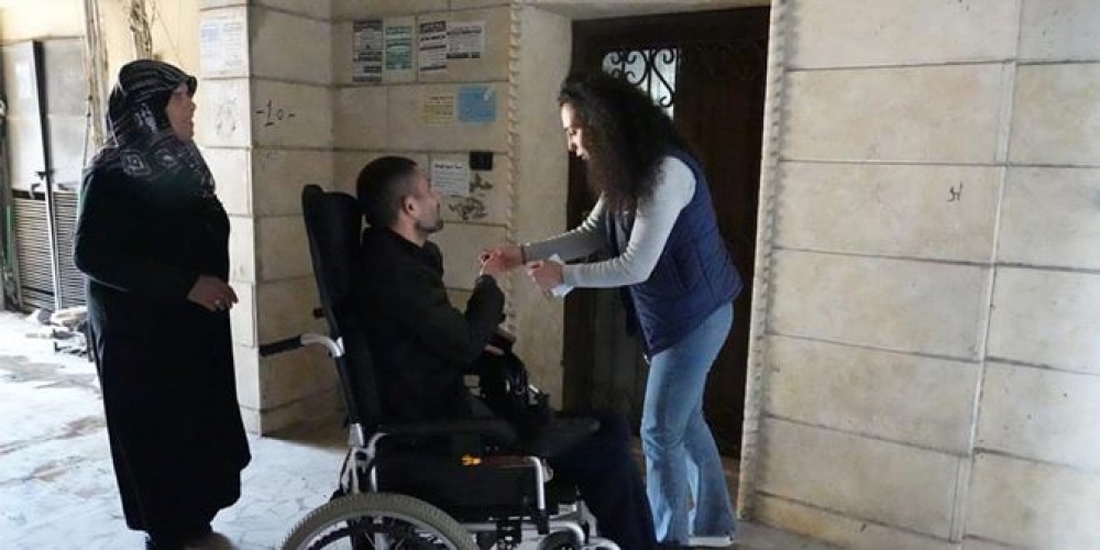 الأمانة السورية للتنمية توزع الاحتياجات اليومية للجرحى المتضررين داخل منازلهم في اللاذقية