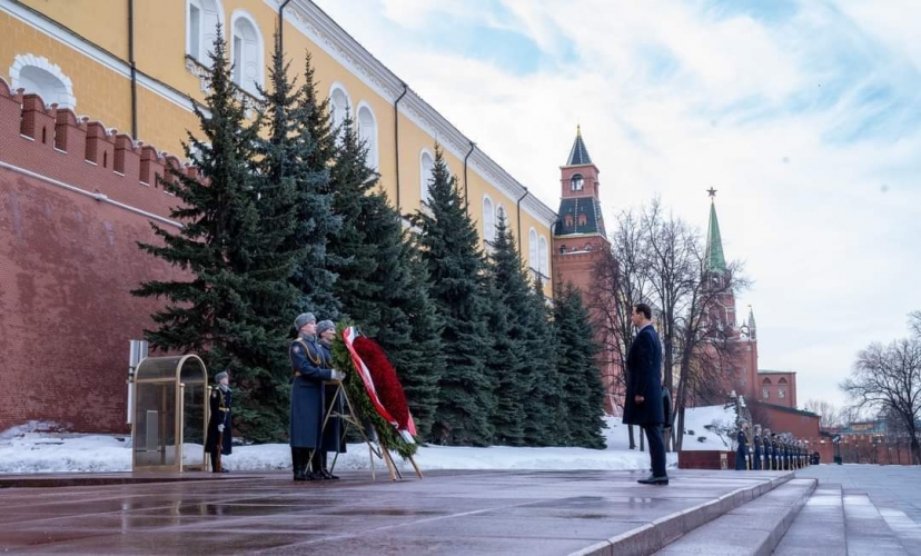 الرئيس الاسد يزور ضريح الجندي المجهول في موسكو ويضع أكاليل من الزهور