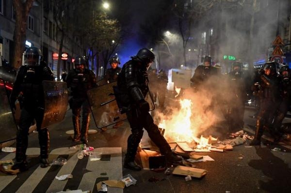 اشتباكات عنيفة وغضب واسع في عدة مدن فرنسية بعد اعتماد قانون إصلاح التقاعد