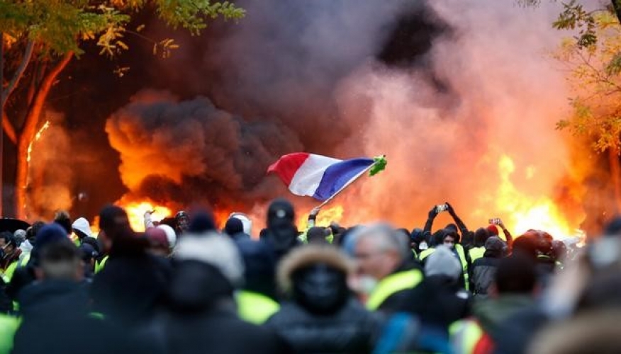 الاحتجاجات ضد نظام التقاعد  تشل أرجاء فرنسا تزامنا مع تمديد الإضراب