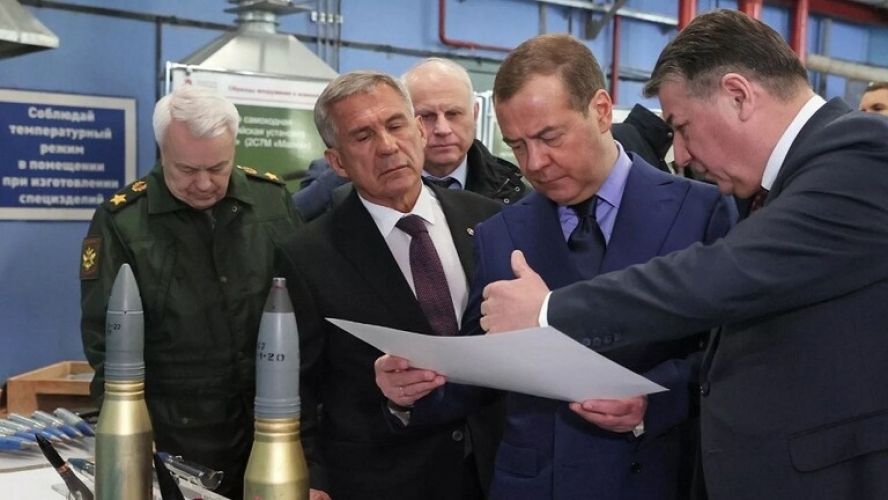 مدفيديف يوجه بزيادة إنتاج الذخائر لتلبية كافة احتياجات الجيش الروسي