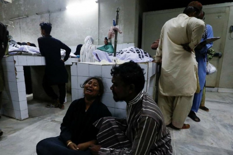وفاة 11 شخص خلال توزيع مساعدات غذائية بباكستان 