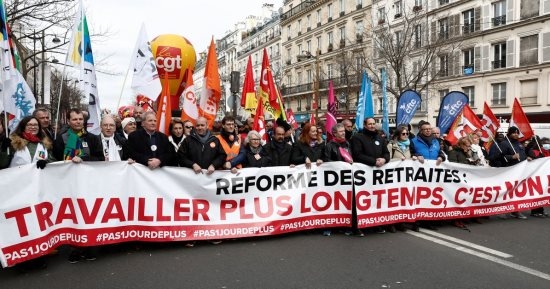 الاحتجاجات ضد رفع سن التقاعد في فرنسا تصل إلى البورصة