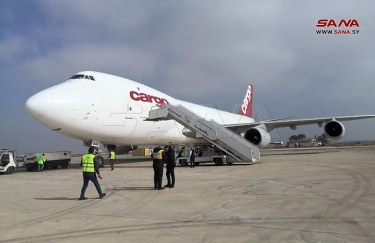 وصول طائرة مساعدات إماراتية إلى مطار اللاذقية 