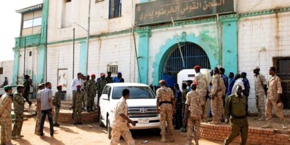 تقارير إعلامية: خروج عدد كبير من المعتقلين من سجن كوبر بينهم الرئيس السابق عمر البشير