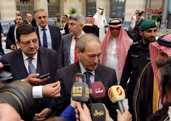 برئاسة الوزير المقداد.. وفد سوري يصل إلى السعودية
