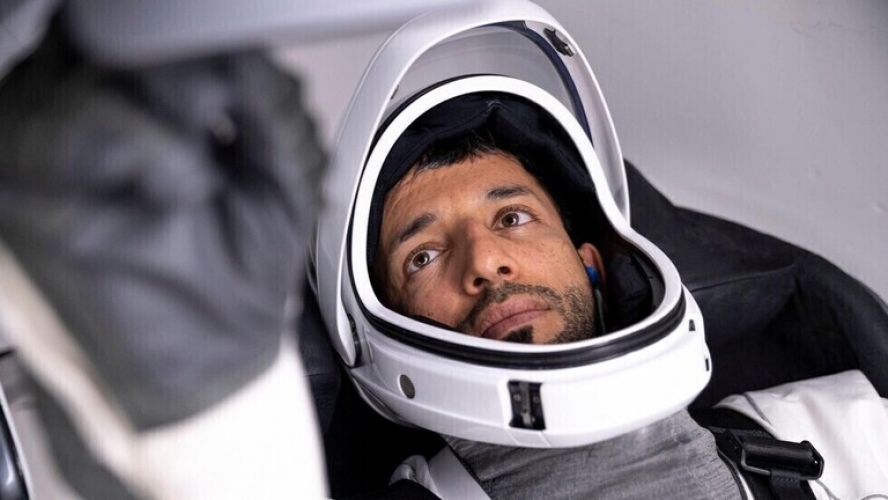 رائد الفضاء الإماراتي (سلطان النيادي) يوجه رسالة عبر صورة من الفضاء إلى دار آل نهيان