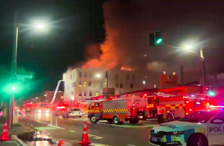 مصرع عدة أشخاص بحريق في فندق بالعاصمة النيوزيلندية