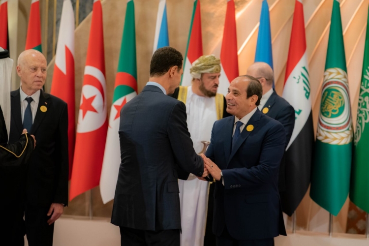 مصافحة بين الرئيس الأسد والرئيس المصري عبد الفتاح السيسي قبل بدء أعمال القمة العربية