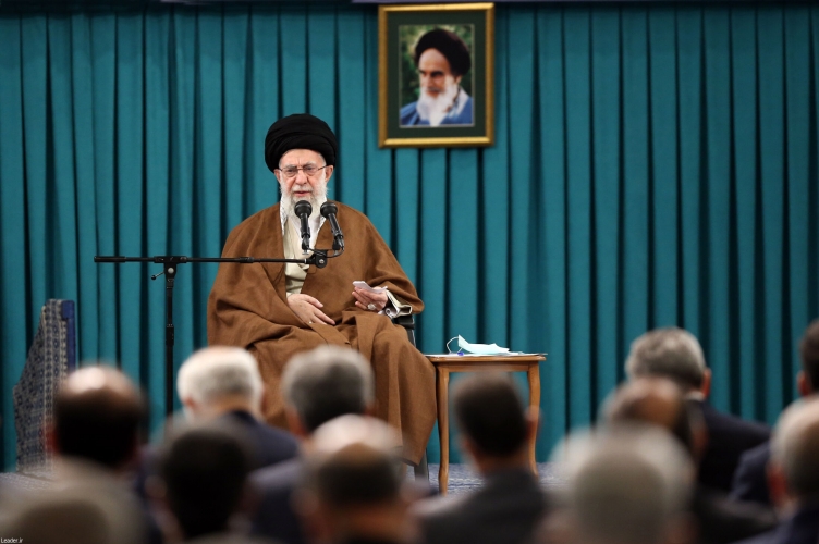 الإمام الخامنئي: يجب عدم السماح للأجانب بالوقيعة بين إيران والدول المجاورة