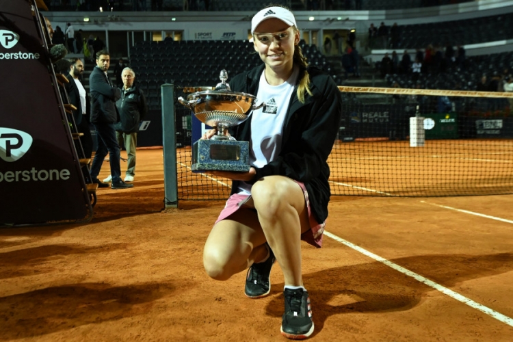 لاعبة التنس الكازاخية ريباكينا تحرز لقب بطولة روما