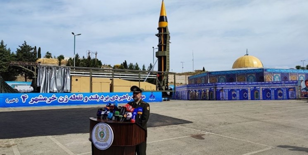 إيران تزيح الستار عن صاروخ باليستي جديد بمدى 2000 كلم و رأس حربي 1500 كلغ 