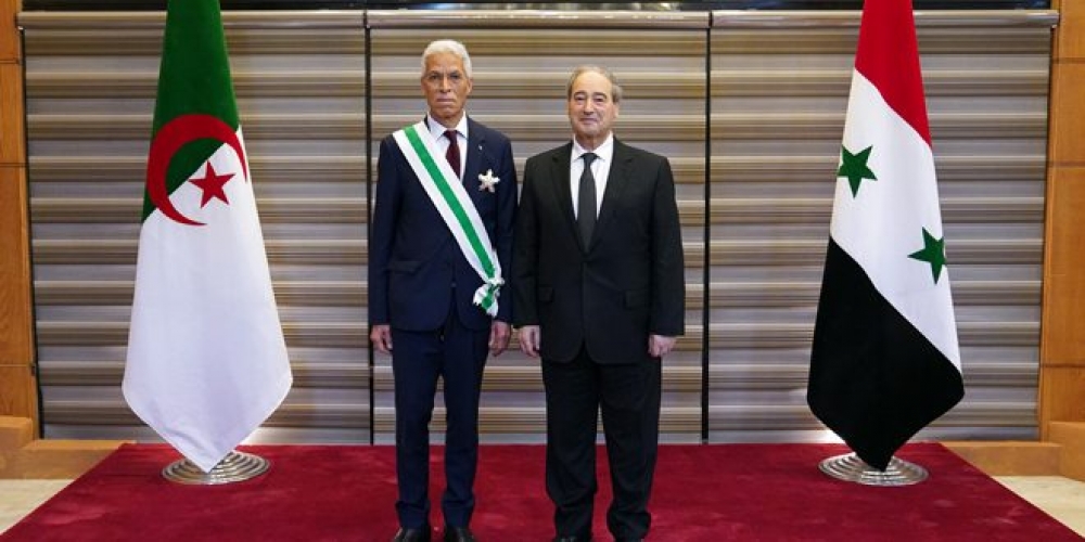 الرئيس الأسد يمنح السفير الجزائري بدمشق وسام الاستحقاق السوري من الدرجة الممتازة