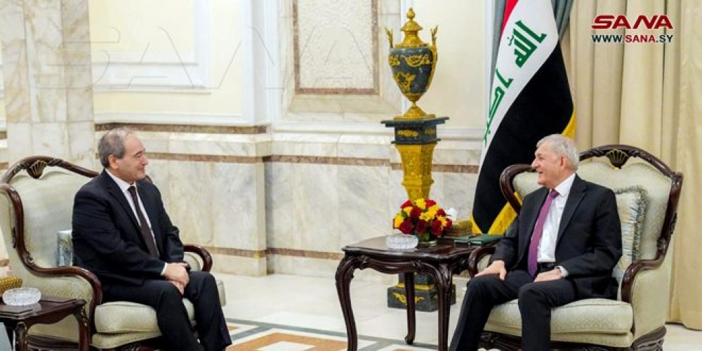 الرئيس العراقي خلال لقائه المقداد: أهمية التشاور والتنسيق بين البلدين حيال القضايا الإقليمية والدولية
