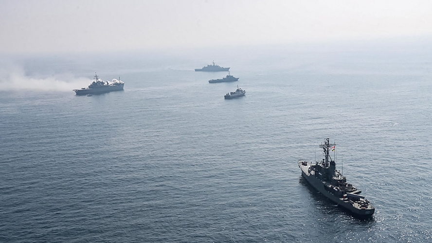 إيران تفند أكاذيب البحرية الأمريكية وتؤكد استجابة الحرس الثوري لنداء استغاثة من سفينة أجنبية