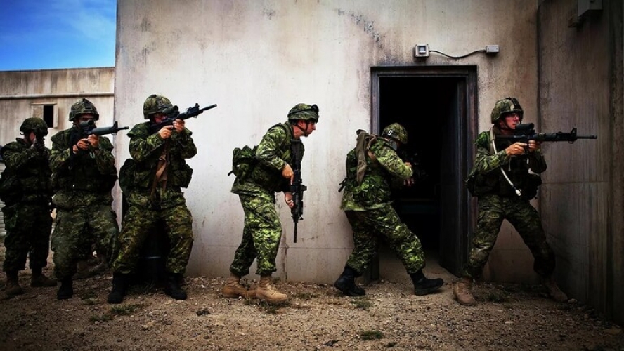 جنود الناتو الذين يحمون لاتفيا من روسيا بلا ملابس أو عتاد