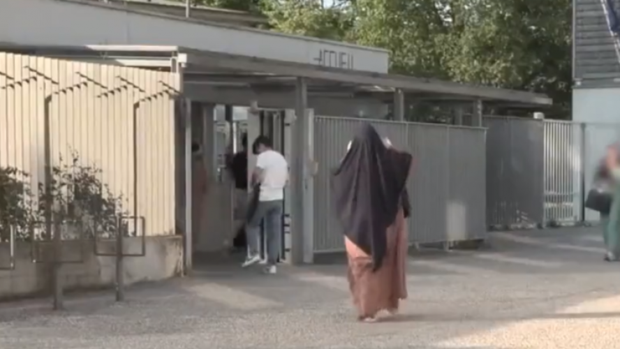 فيديو لمدرسة فرنسية تجبر فتيات على خلع الحجاب يثير غضباً بمواقع التواصل