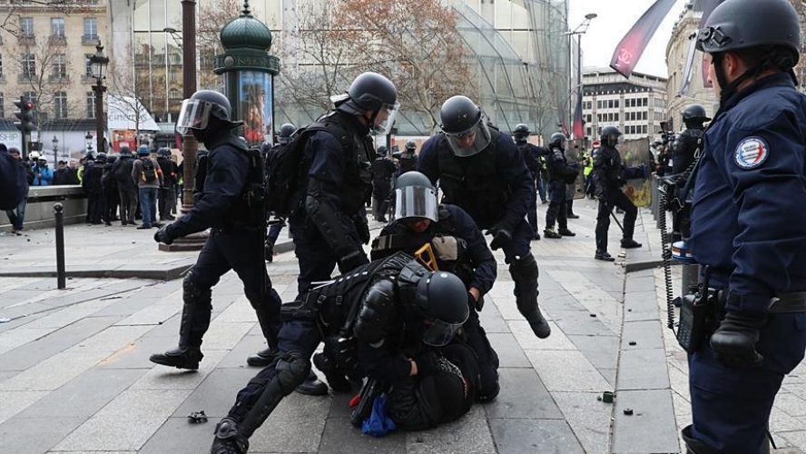 حملة اعتقالات واسعة تطال المئات في فرنسا واتجاه لتدابير أكثر تشدداً
