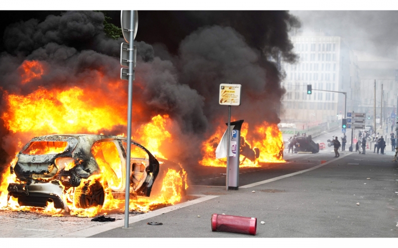 عاصمة المكياج بلا مكياج ... حرق نحو ألفي سيارة و500 مبنى خلال احتجاجات باريس