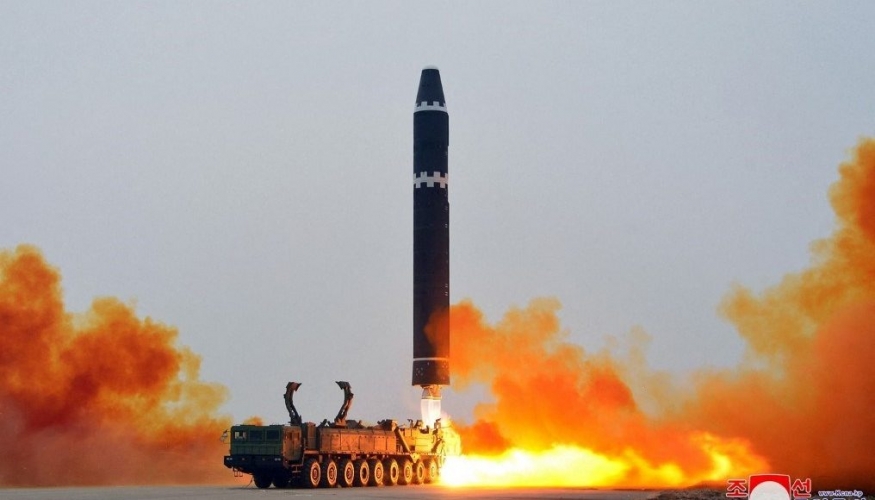 كوريا الشمالية تجري تجربة ناجحة على إطلاق صاروخ بالستي عابر للقارات