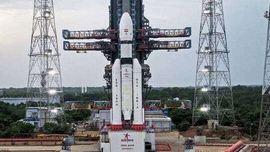 الهند تطلق بنجاح مركبة فضائية لاستكشاف القمر