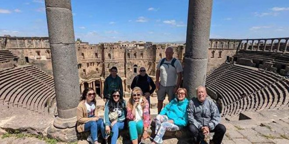 مجموعات سياحية إيطالية وتشيكية تزور آثار المدينة القديمة ببصرى الشام وقلعتها