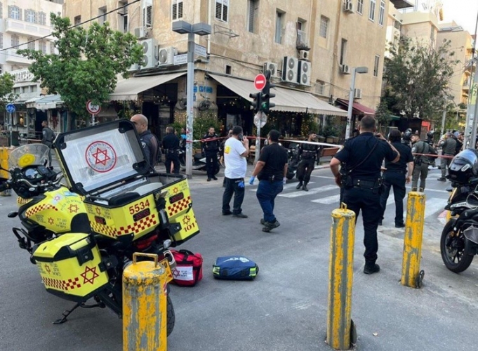 وسائل إعلام إسرائيلية: 3 إصابات إحداها حرجة في عملية إطلاق نار وسط تل أبيب