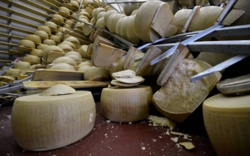 12 ساعة عمل لإخراج جثمان رجل أعمال إيطالي من تحت أكوام الجبن التي انهارت عليه