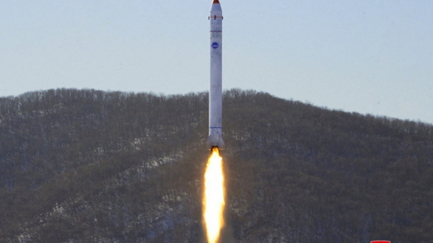 كوريا الشمالية تطلق صاروخا يعتقد أنه الحامل لأول قمر صناعي لأغراض الاستطلاع
