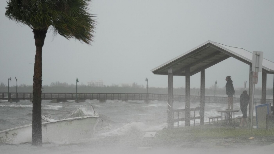 إعصار خطير يضرب فلوريدا ويتسبب بإغلاق المطارات والمواني