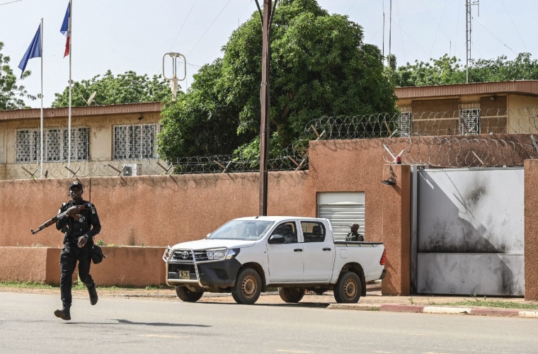 المجلس العسكري في النيجر يأمر الشرطة بطرد سفير فرنسا