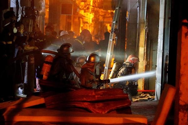 مصرع 69 شخصاً بحريق في مبنى سكني في العاصمة الفيتنامية