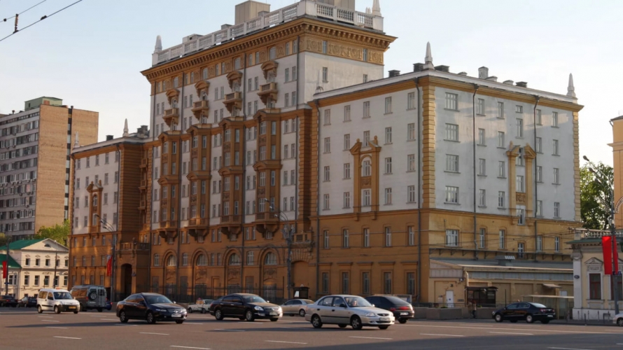 السفارة الأميركية في موسكو تعلن عن إجراءات انتقامية بعد طرد دبلوماسييها