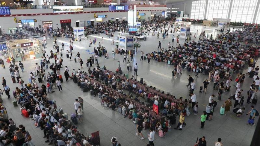 الصين تشهد مبيعات قياسية لتذاكر القطارات مع اقتراب موسم العطلات