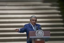 الرئيس المكسيكي يتهم المشرعين الأمريكيين بـ