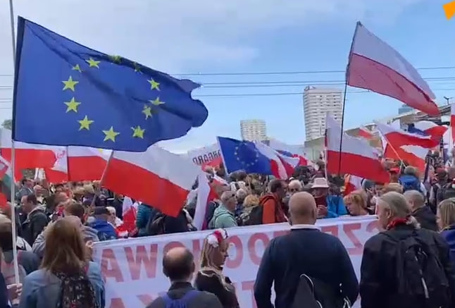 بولندا..الاحتجاجات تعم وارسوا قبل الانتخابات وبريطانيا ترسل مقاتلات حربية
