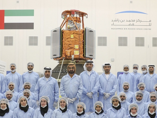 الإمارات تعلن إطلاق القمر الصناعي 