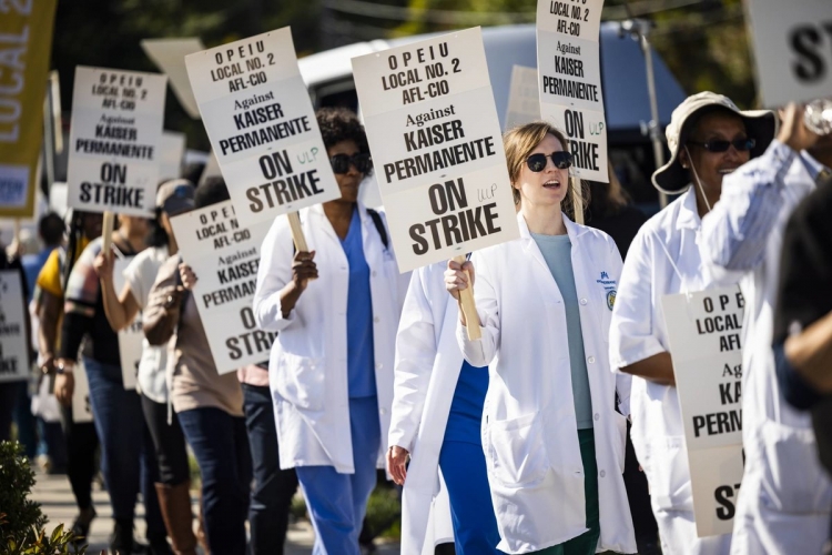 تواصل أكبر إضراب للعاملين بالرعاية الصحية في الولايات المتحدة وسط أزمة القطاع 