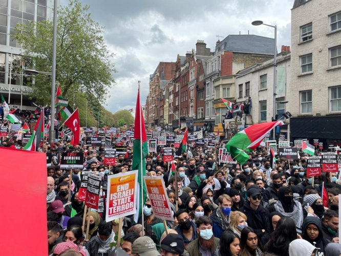 عشرات آلاف البريطانيين يحاصرون هيئة الإذاعة البريطانية رافعين اعلام فلسطين