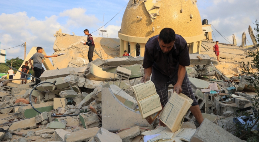 حتى اللحظة.. الإحتلال الإسرائيلي وبالسلاح الأمريكي دمر في غزة 17 مسجداً وكنيسة 