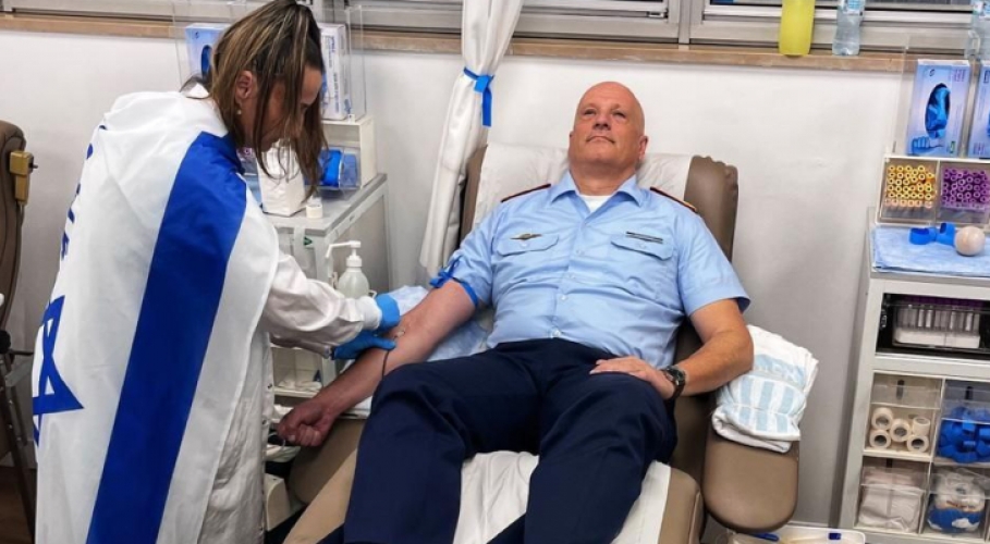 قائد قوات الجو في ألمانيا يتبرع بالدم في مستشفى إسرائيلي لجرحة جنود الاحتلال