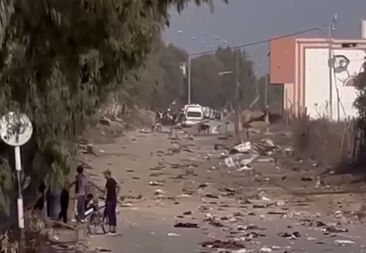 الإحتلال الإسرائيلي يقصف النازحين من شمال غزة على الطريق الذي زعم أنه آمن إلى الجنوب