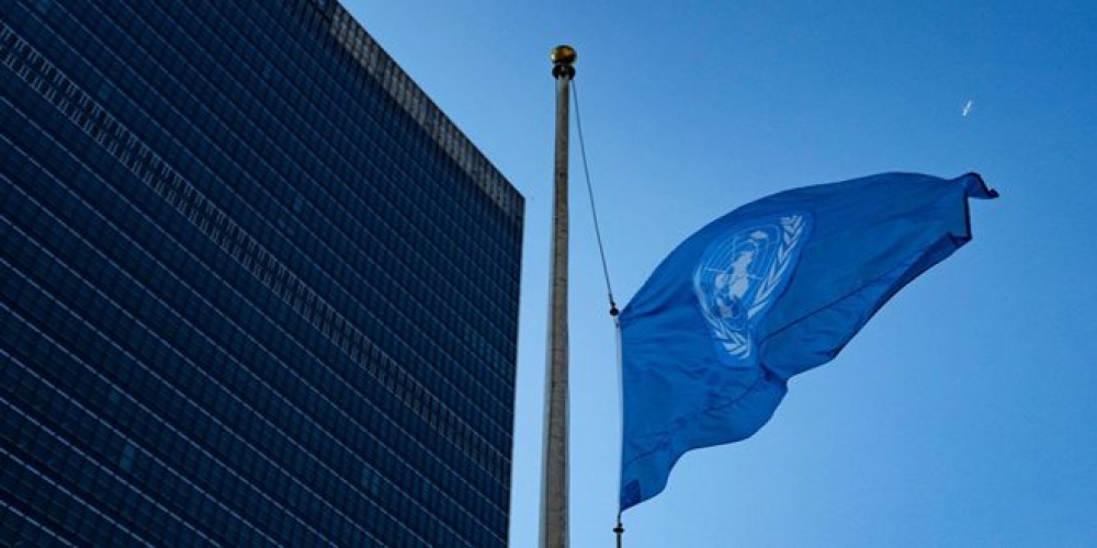 الأمم المتحدة تنكس الأعلام في مقراتها حداداً على أرواح موظفيها وضحايا العدوان المستمر على غزة